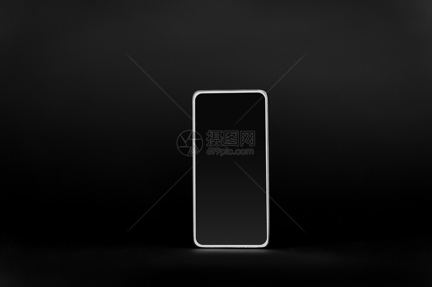小工具,技术电子智能手机与空白屏幕黑色背景黑色背景上空白屏幕的智能手机图片