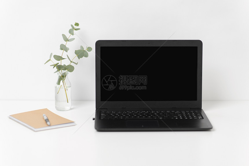 商业,电子内部笔记本电脑与黑色屏幕白色办公室桌子白色办公室桌子上黑色屏幕的笔记本电脑图片