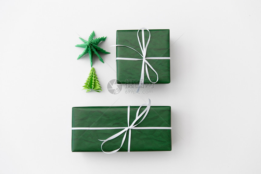 寒假,新庆祝礼品盒包装成绿色的纸折纸诞树白色背景白色背景上的礼品盒诞树图片