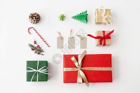 深蓝色丝带标签寒假新诞节白色背景上的礼品盒标签装饰品套诞礼物背景