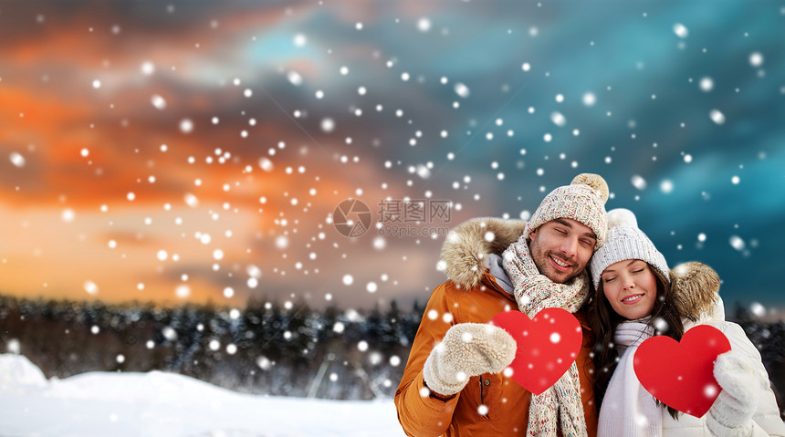 情人节,诞节假日幸福的夫妇抱着空白的红心冬天的森林背景幸福的夫妇与红心冬天的风景图片