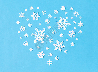 诞节寒假白色雪花装饰形状的心蓝色背景雪花装饰的形状的心脏背景图片