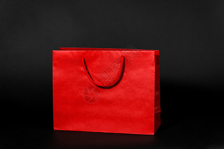 销售,消费主义出口红色购物袋黑色背景黑色背景的红色购物袋图片