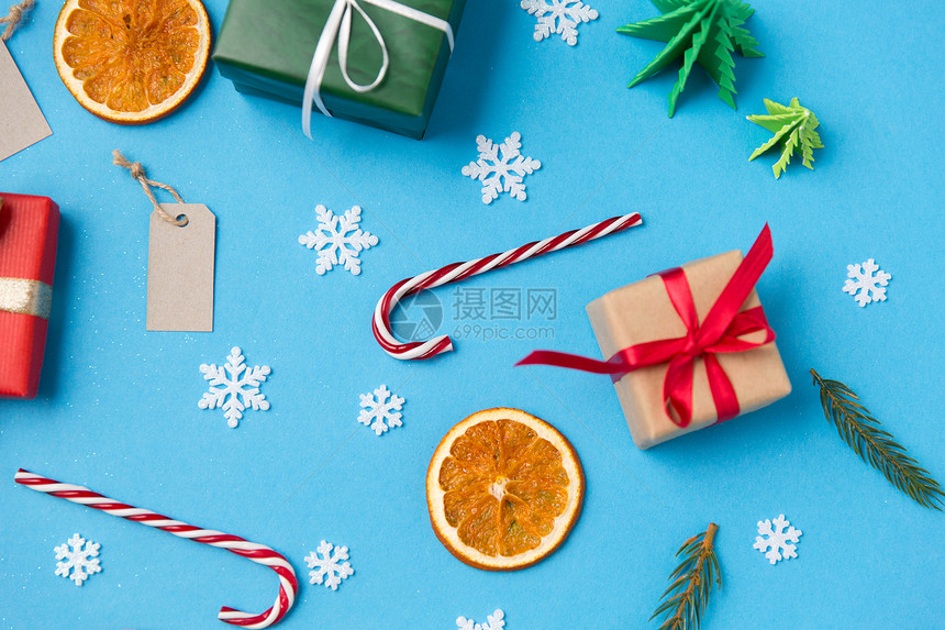 寒假,新诞节礼品盒,冷杉树枝,标签装饰蓝色背景诞礼物,标签装饰品图片