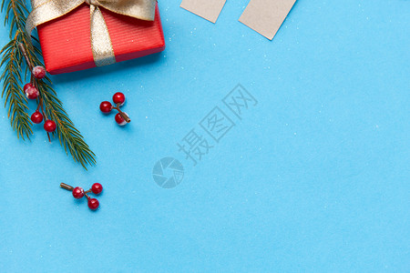 寒假,诞节庆祝红色礼品盒冷杉树枝与浆果蓝色背景诞礼物带浆果的冷杉树枝图片