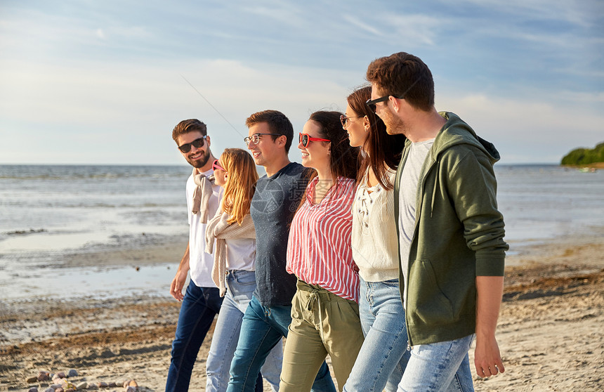 友谊休闲人的群快乐的朋友夏天沿着海滩散步快乐的朋友沿着夏天的海滩散步图片