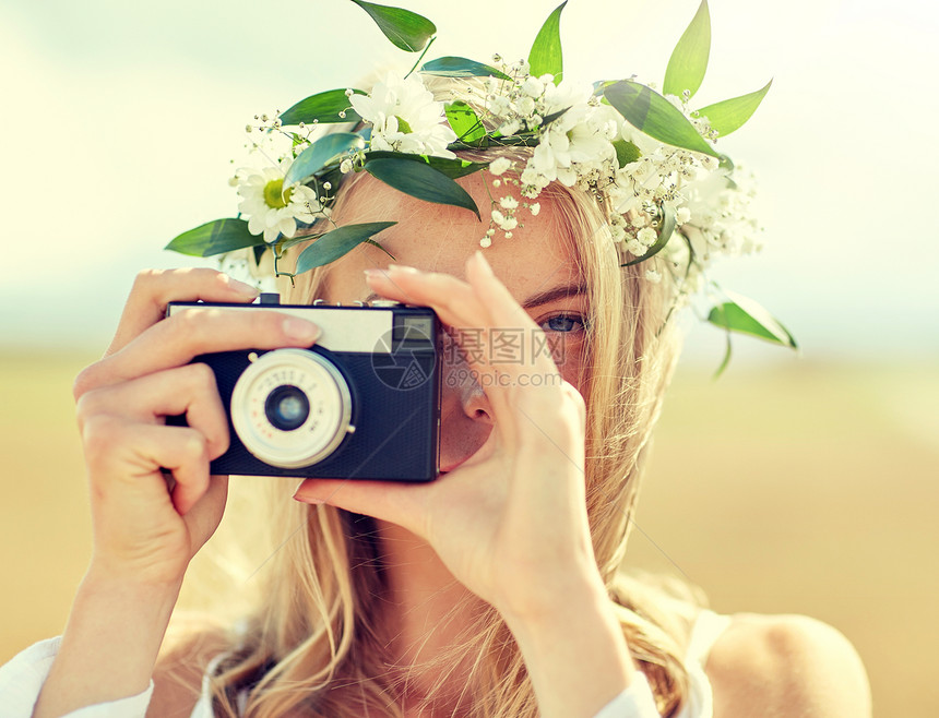 自然,暑假,假期人们的花圈里特写快乐的女人,用电影相机户外拍照幸福的女人戴着花圈里的胶卷相机图片
