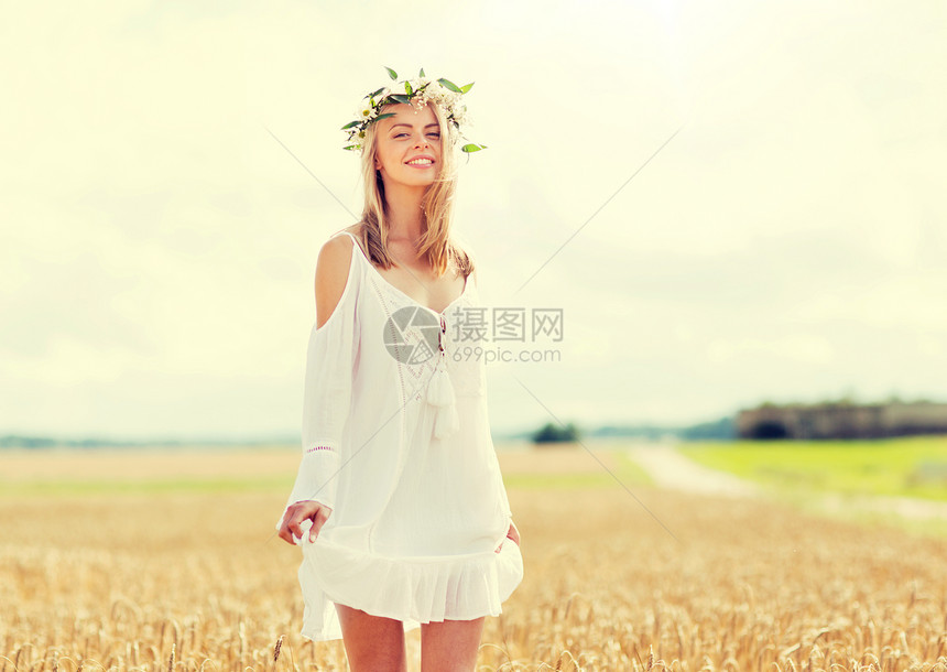 幸福,自然,暑假,假期人们的微笑的轻女人花圈白色的衣服谷物田快乐的轻女人花圈上的谷物田图片