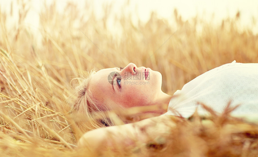 自然,暑假,假期人的轻的女人十几岁的女孩躺谷物地里梦轻的女人躺谷物地里梦图片