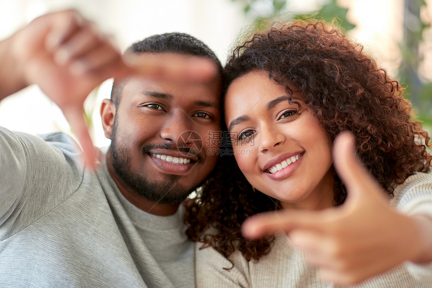 人们的快乐的非裔美国人夫妇家里自拍取景器手势幸福的夫妇家里自拍手势图片