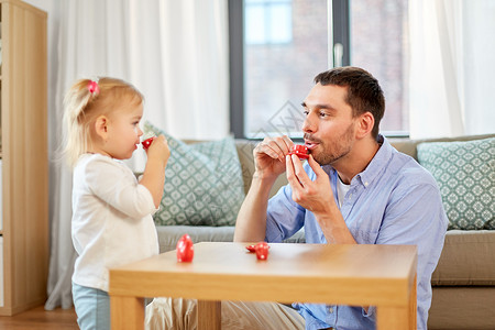 家庭,父亲童的快乐的父亲小女儿家里玩玩具陶器父亲女儿家玩茶话会图片