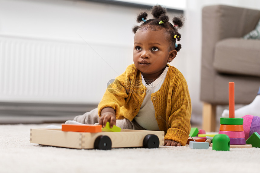 童人的小非洲裔美国女婴玩玩具块家里非洲女婴家玩玩具积木图片