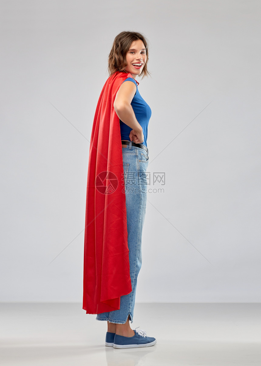 女人的力量人的快乐的女人红色超级英雄披风灰色背景穿着红色超级英雄斗篷的快乐女人图片