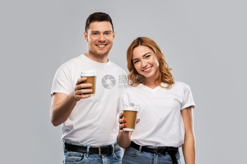 人际关系人的幸福夫妇的肖像白色T恤与外卖咖啡杯灰色背景带外卖咖啡杯的幸福夫妇的肖像图片