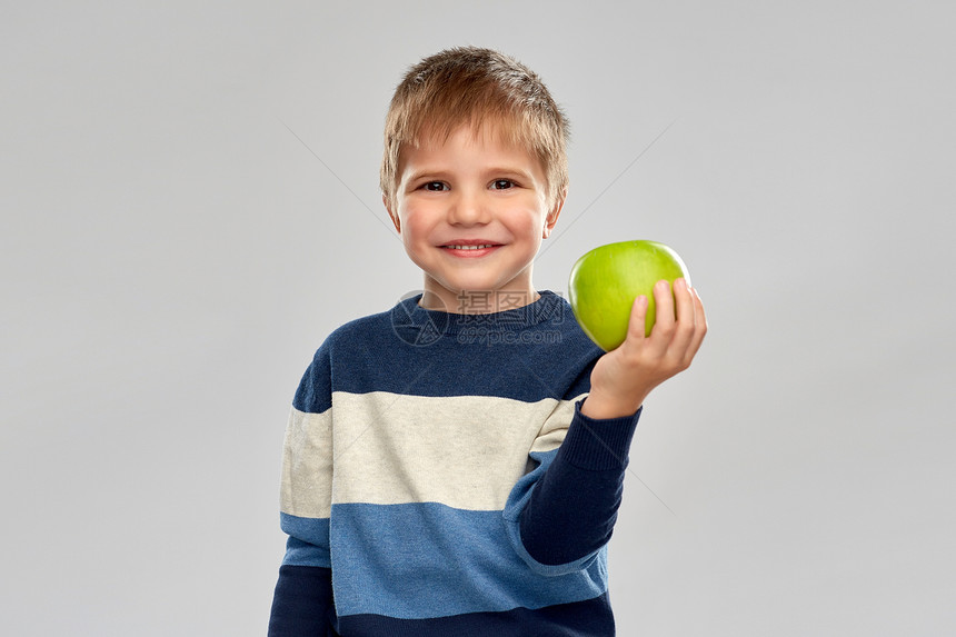 童,食物健康的饮食漂亮的小男孩穿条纹套头衫,绿色苹果灰色背景穿着条纹套头衫绿苹果的小男孩图片