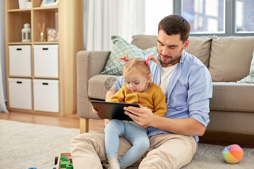 家庭,父亲技术快乐的父亲婴儿女儿与平板电脑电脑家里父亲婴儿女儿家用平板电脑图片