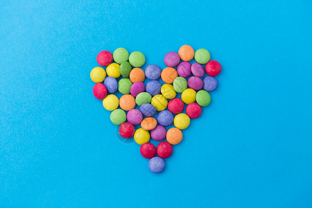 糖果心形素材糖果,糖果情人节的明亮的五彩糖果滴形状的心脏糖果滴上的心脏形状背景