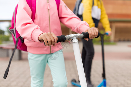 教育,童人的学校的孩子与背包滑板车户外用滑板车学校孩子图片