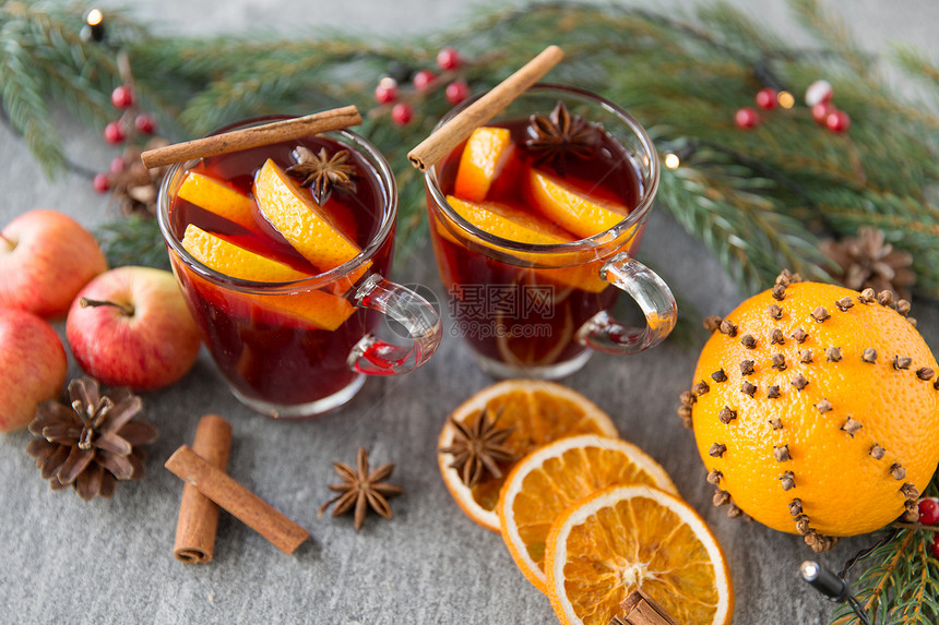 诞节季节的待遇璃热覆盖葡萄酒与橙色片,苹果冷杉枝灰色背景杯热覆盖的葡萄酒,饼干,苹果冷杉图片