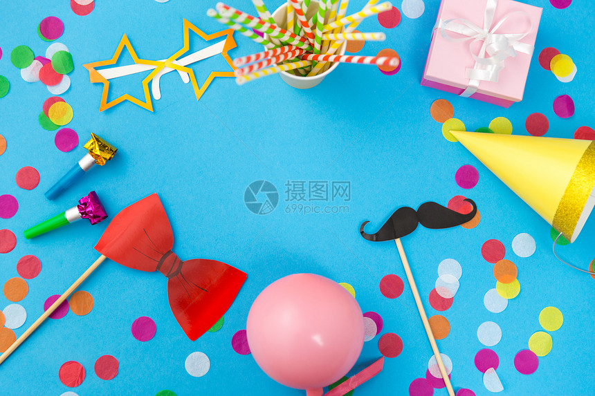 庆祝装饰粉红色生日礼物,派道具,气球彩色纸屑蓝色背景粉红色生日礼物派道具图片