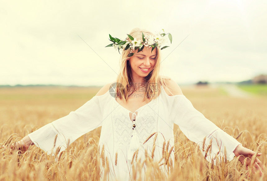 幸福,自然,暑假,假期人们的微笑的轻女人花圈上的谷物田快乐的轻女人花圈上的谷物田图片