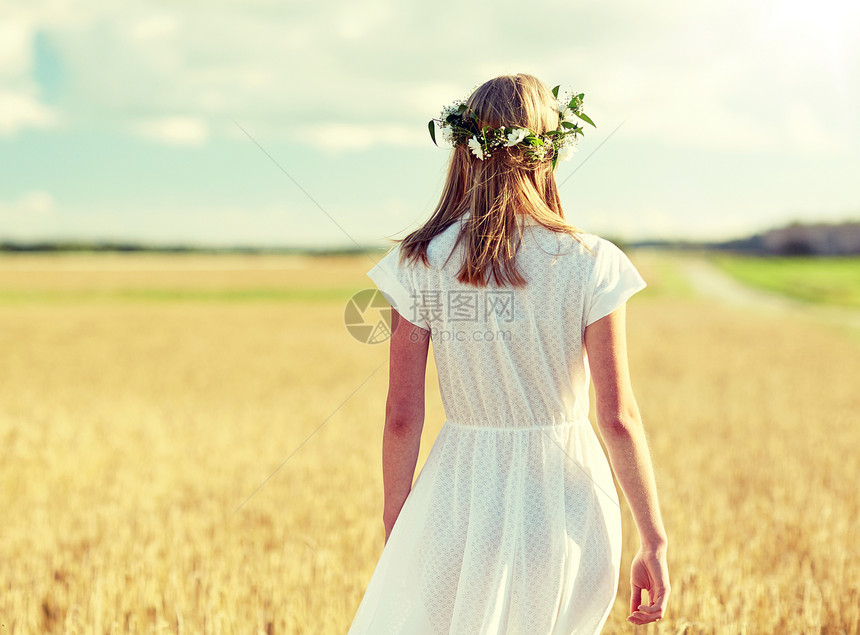幸福,自然,暑假,假期人们的微笑的轻女人花圈白色的衣服谷物田快乐的轻女人花圈上的谷物田图片
