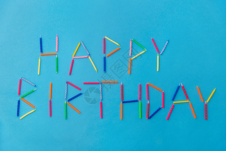 节日,庆祝派字快乐生日由彩色蜡烛蓝色背景用蓝色蜡烛的生日快乐的话图片