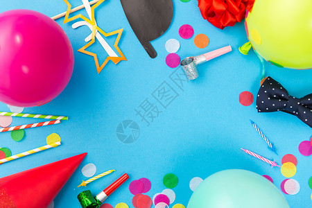 庆祝装饰生日派道具,气球彩色纸屑蓝色背景生日派道具,气球纸屑图片