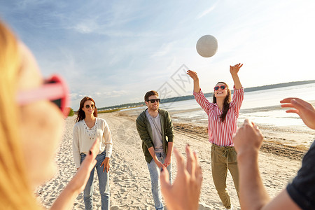 排球,休闲游戏人们的快乐的朋友海滩上玩球夏天夏天朋友们海滩上打排球图片