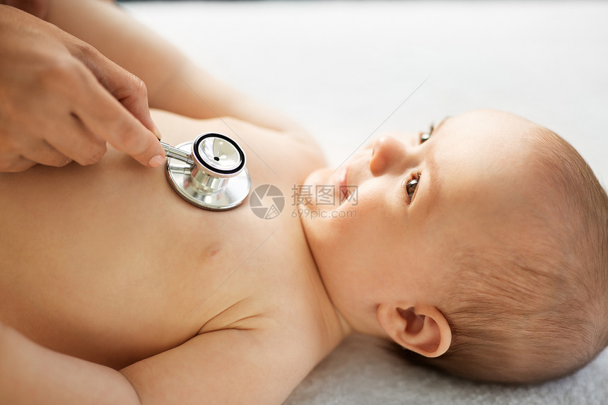 医学,医疗儿科女医生与听诊器,听女婴的病人心跳呼吸诊所医院带听诊器的医生听婴儿病人的话图片