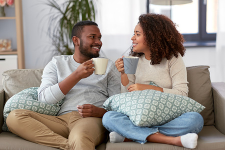 休闲人的快乐的非裔美国人夫妇家喝咖啡茶非裔美国人夫妇家喝咖啡图片