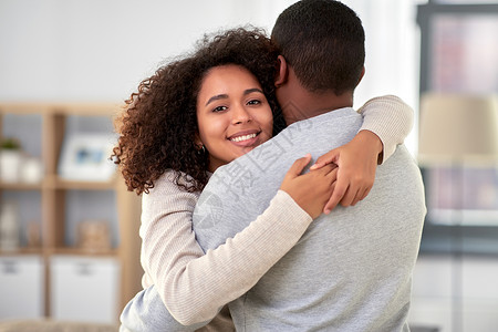 爱,关系人的快乐的非裔美国人夫妇拥抱家里快乐的非裔美国夫妇家里拥抱图片