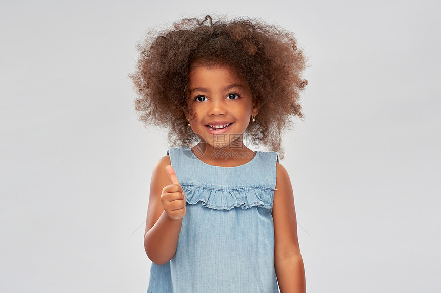童,手势人的快乐的非裔美国女孩灰色背景上竖大拇指小非裔美国女孩竖大拇指图片
