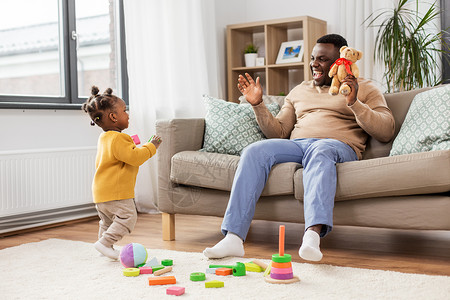 家庭,父亲人的快乐的非裔美国父亲家里婴儿女儿玩耍非裔美国父亲家玩婴儿图片