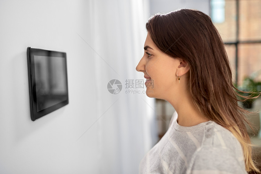 自动化,物联网技术女人智能家居看平板电脑女人智能家居看平板电脑图片