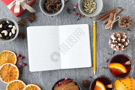 爱心日记诞节,寒假新的开始笔记本与铅笔,热覆盖葡萄酒芳香香料灰色背景诞节的笔记本,铅笔热覆盖的葡萄酒背景