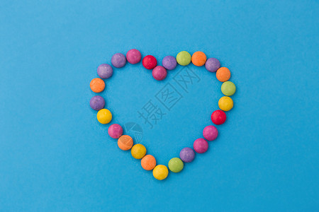喜庆的瓦伦丁糖果,糖果情人节的明亮的五彩糖果滴形状的心脏糖果滴上的心脏形状背景