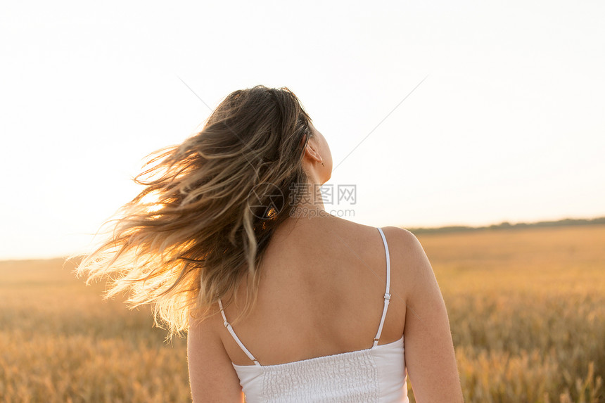 自然人的轻的女人谷物场夏天夏天谷物地里的女人图片