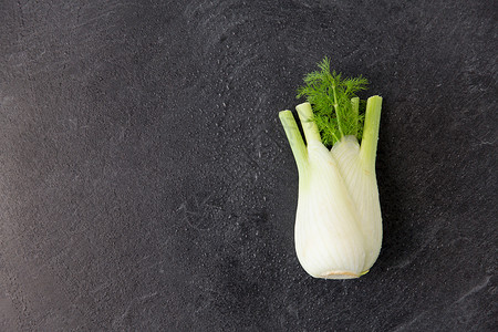 茴香开销蔬菜,食物烹饪石板石背景上的茴香石板石背景上桌子上的茴香背景