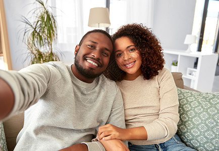 家庭,技术人的快乐的非裔美国人夫妇家里自拍非裔美国夫妇家自拍背景图片