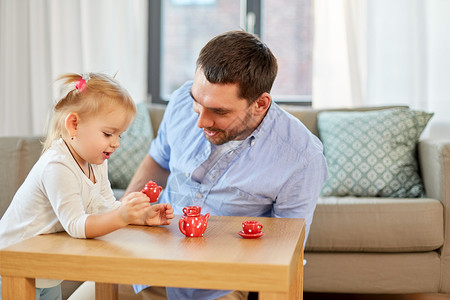 家庭,父亲童的快乐的父亲小女儿家里玩玩具陶器父亲女儿家玩茶话会背景图片