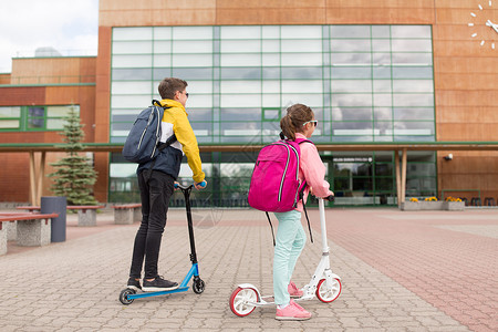 教育,童人的学校的孩子带背包滑板车户外带背包滑板车的学童图片