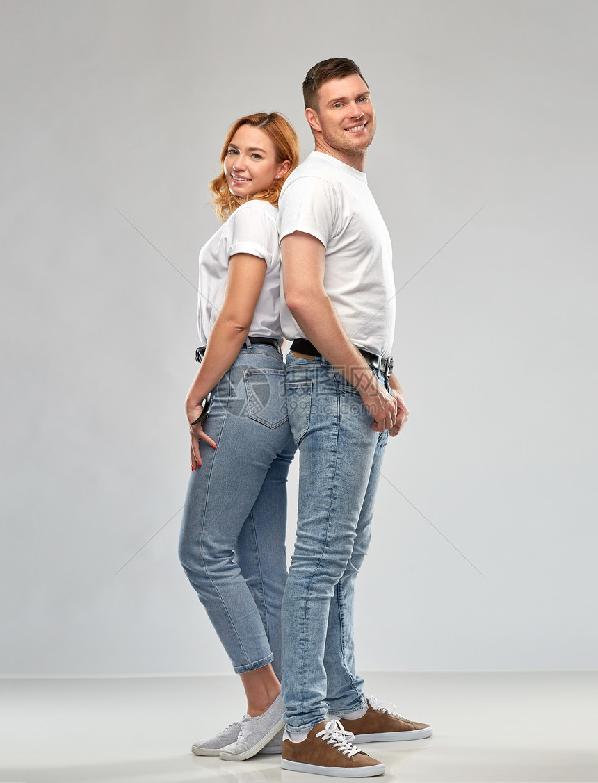 关系,风格人的幸福夫妇的肖像白色T恤灰色背景穿着白色T恤的幸福夫妇的肖像图片