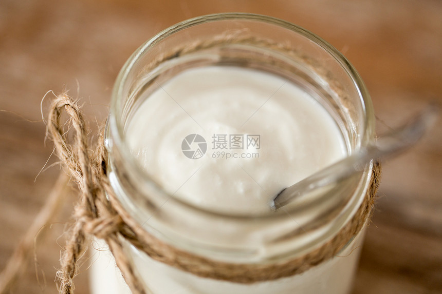 食品乳制品木制桌子上的老式璃瓶中自制酸奶酸奶油木制桌子上璃瓶中的酸奶酸奶油图片