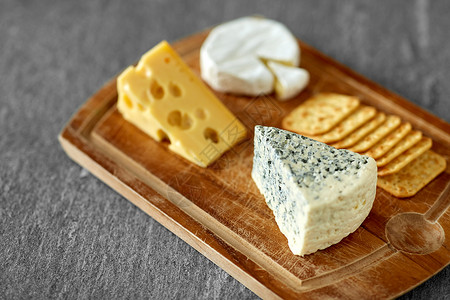 食物饮食蓝色奶酪咸饼干木制切割板木制切割板上蓝色奶酪图片