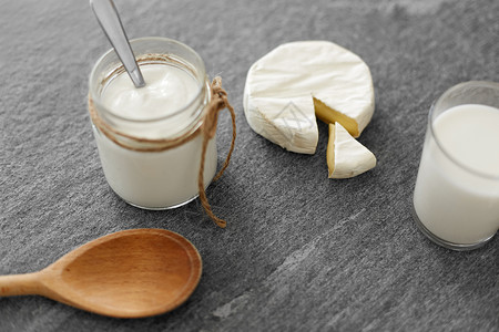 食物饮食白色奶酪,杯牛奶,自制酸奶石桌上的木勺白色奶酪,自制酸奶,牛奶勺子图片