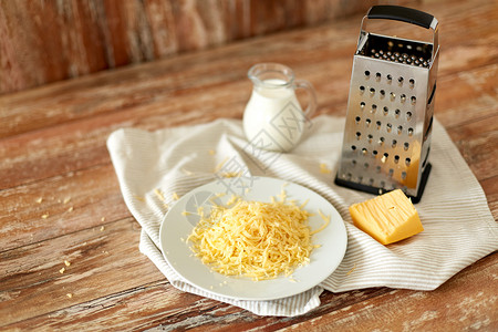 食物,烹饪饮食磨碎的奶酪,磨碎水壶牛奶木桌上把烤奶酪壶牛奶放桌子上图片