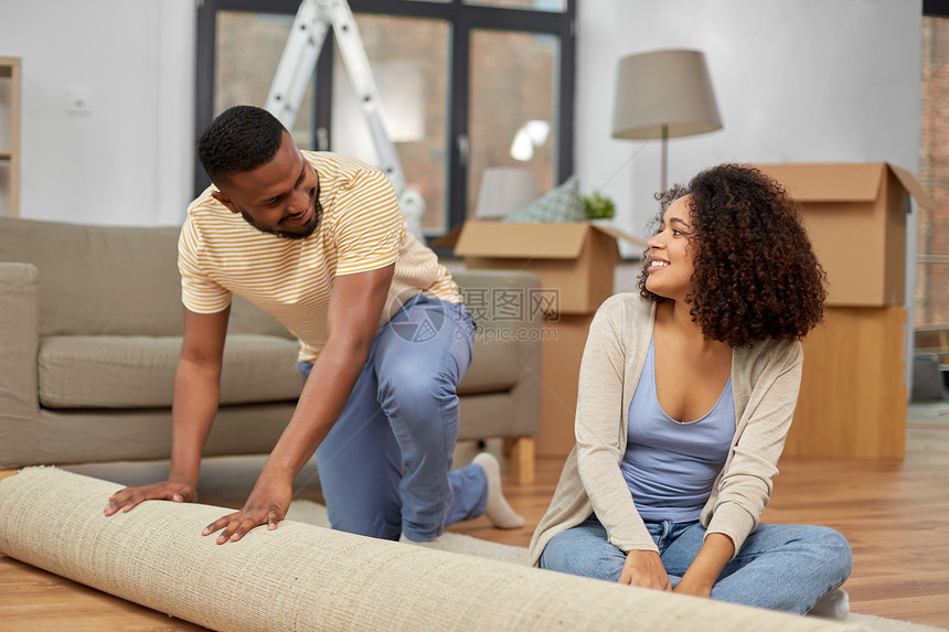 移动,人,维修房地产幸福的非裔美国人夫妇与地毯新的家幸福的夫妇地毯搬新家图片
