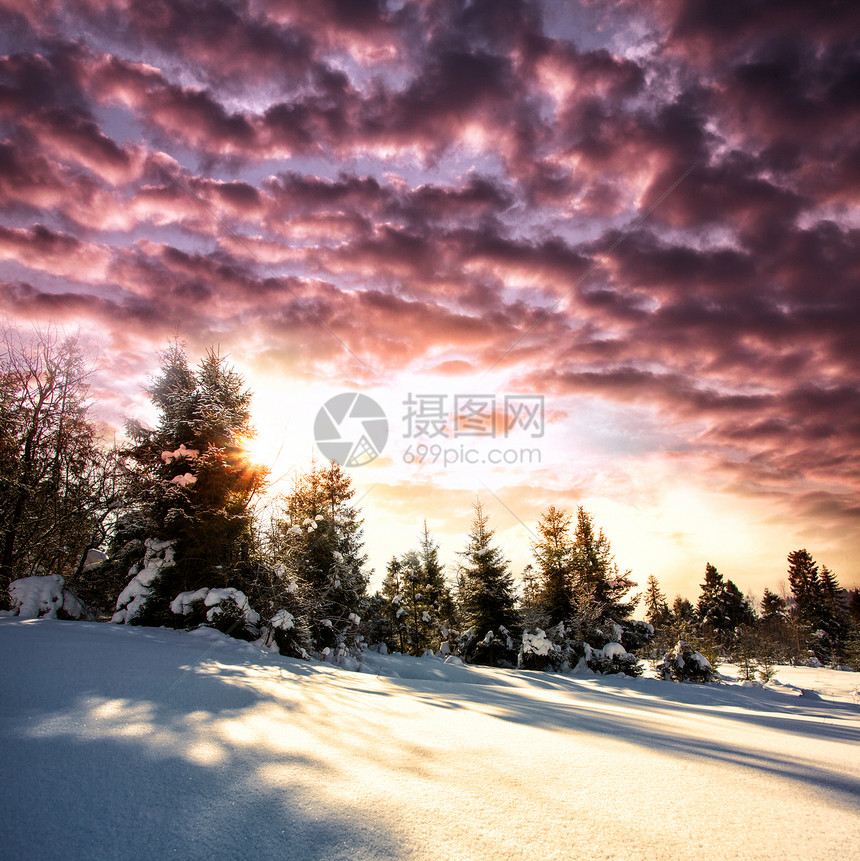 山丽的日落,冬天的风景美丽的红色云景冬天的山上图片