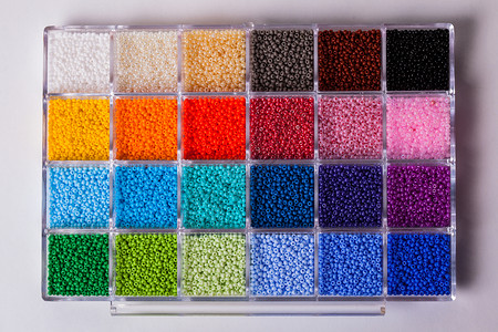 调色板的颜色珠子塑料盒盒子里的各种珠子,顶部视图图片